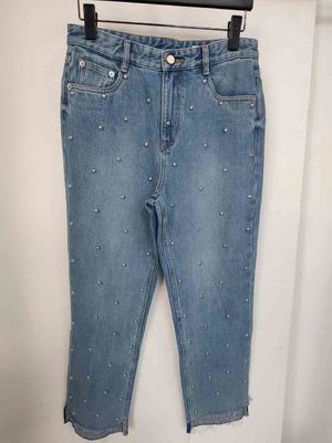 Αστέρι σαν κουμπιά στα πόδια Denim κάτω για μια μοναδική, ξεχωριστή εμφάνιση
