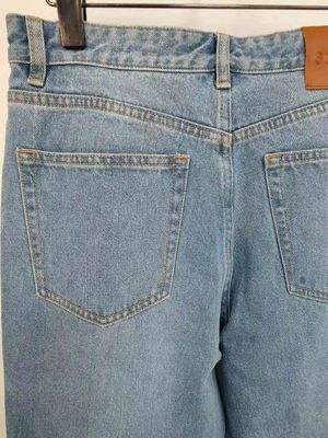 Αστέρι σαν κουμπιά στα πόδια Denim κάτω για μια μοναδική, ξεχωριστή εμφάνιση